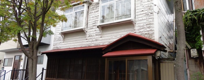 ▲一階には連子の出格子、二階は下見板張に持ち送りの出窓という典型的な擬洋風建築。